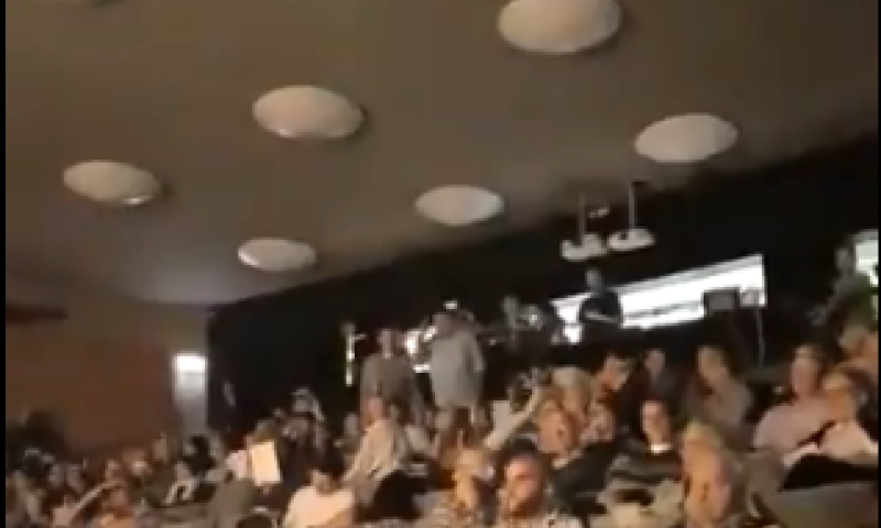 צפו: מפגין פוצץ הרצאה של השר זאב אלקין