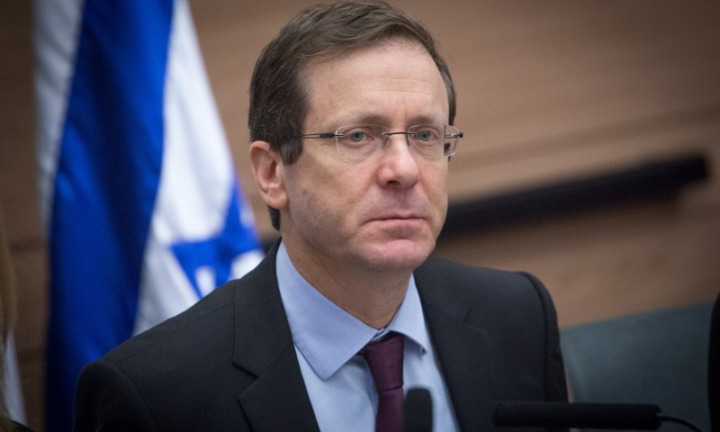 יצחק הרצוג חש ברע ופונה לבית החולים. הערב שוחרר