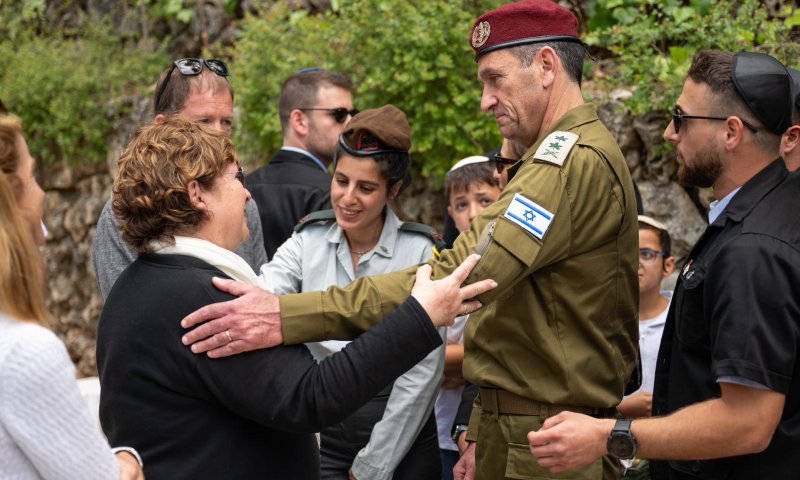 צפו: מפקדי צה"ל פוקדים את הקברים הצבאיים