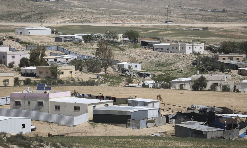 צבע אדום באזור הפזורה הבדואית מצפון לבאר שבע