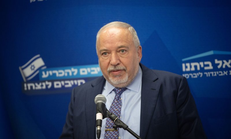 סקר מנדטים: נתניהו והליכוד בשפל חדש; ליברמן נוסק