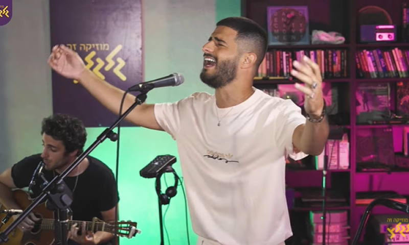 הופתענו: עדן חסון בביצוע מיוחד ללהיט של עקיבא