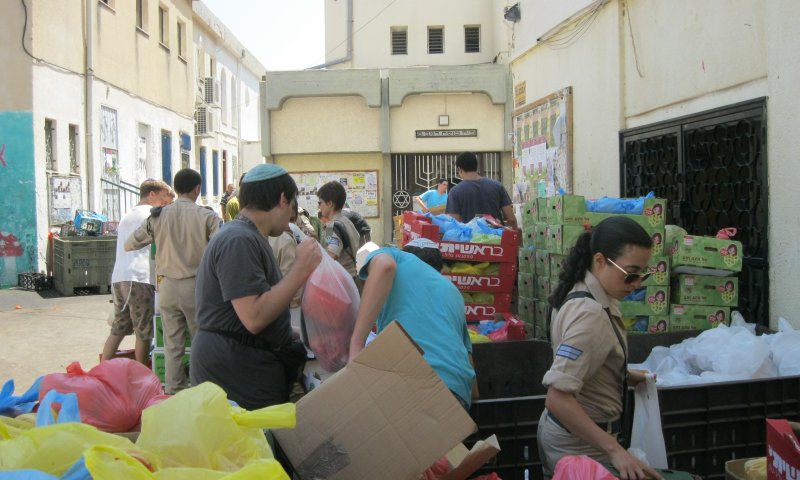 נותנים באהבה: מחזיקים בחיים 300 משפחות כל שבוע