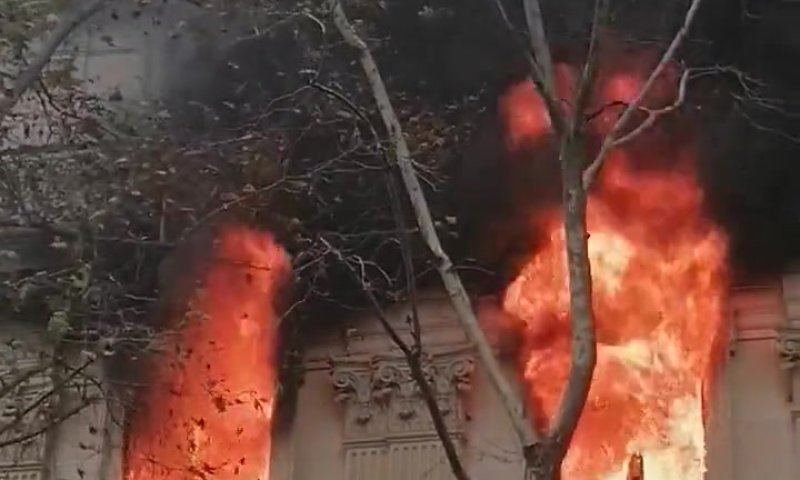 צפו: שריפה גדולה במרכז פריז