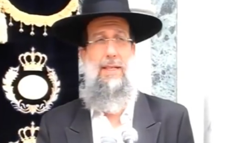 מאחורי הקלעים: זה הרב שמתעקש שגואטה יתפטר