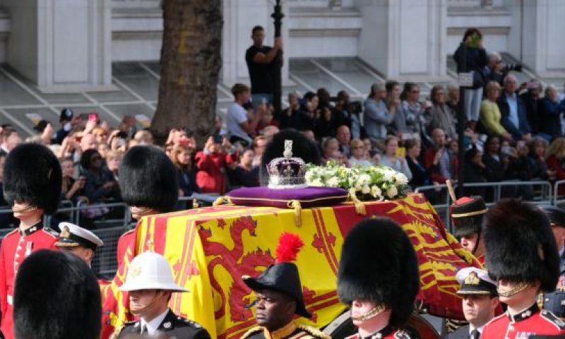המלכה הובאה למקום קבורתה הסופי בווינדזור
