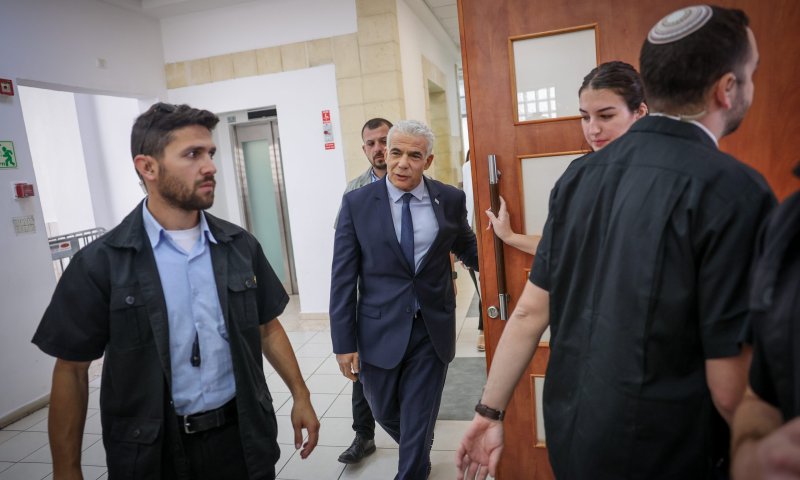 לפיד במשפט נתניהו: 'זו לא הדרך בה אני רוצה לנצח'