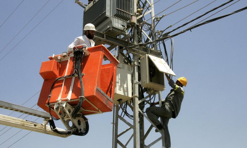 קצת גשם ושוב 15,000 בתים מנותקים מחשמל