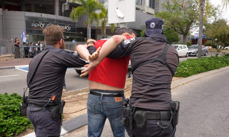 "צא מהממשלה": עצורים במחאה מול ביתו של גנץ