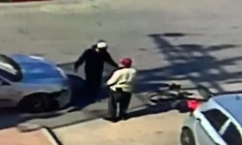 תיעוד: פוגע ברוכב אופניים, מכה אותו ודורס את אופניו