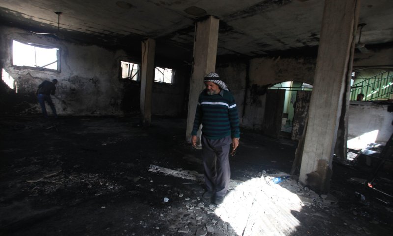 המשטרה חוקרת: רעולי פנים הציתו בית פלסטיני