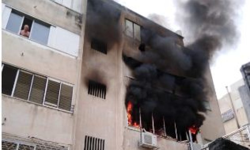 השריפה בבית בחיפה: ארבעה בני אדם פצועים קשה