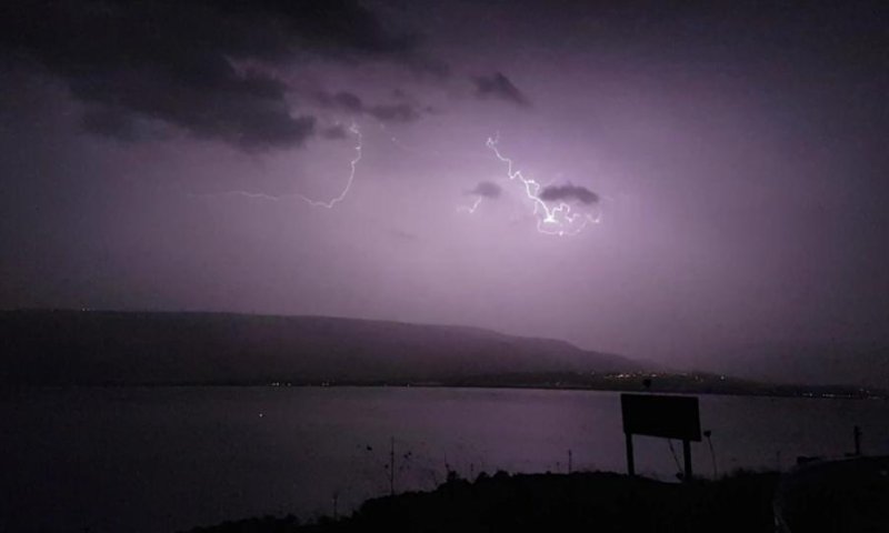 מטורף: סופת ברקים מעל הכנרת. צפו