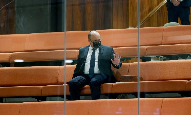 למרות הבידוד לאומיקרון: בנט יגיע לדיון במליאה