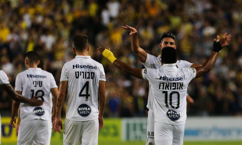 התקהלות ענק בבלומפילד: "תסכן את חייהם של רבים"