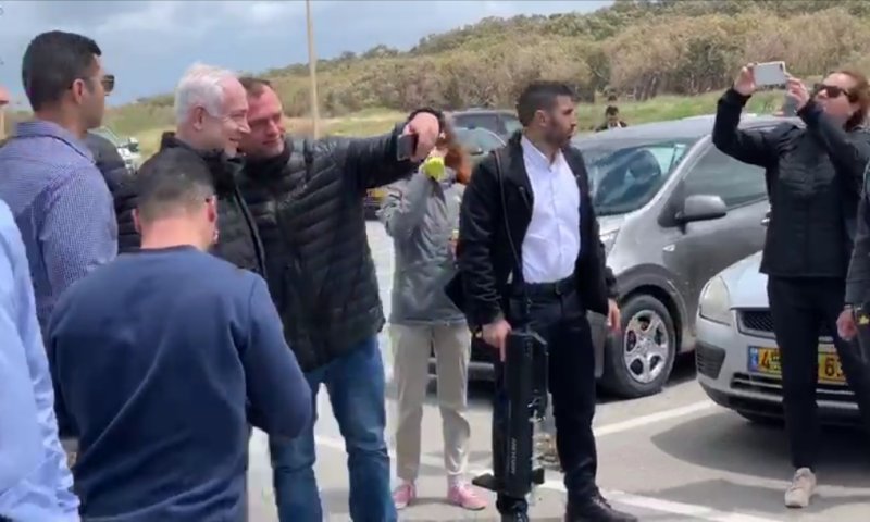 צפו: "כאחד האדם", ראש הממשלה יצא להליכה בחוף