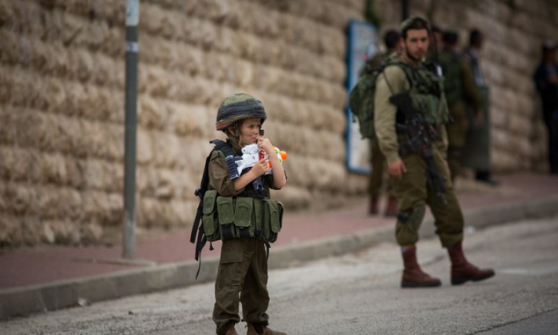 רבנים ספרדים: "חל איסור להתחפש לחיילים ושוטרים"