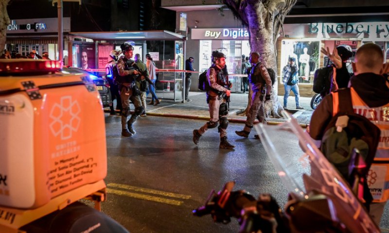 פיגוע ירי בתל אביב; שלושה פצועים בהם אחד אנוש