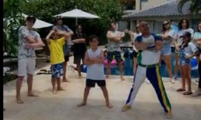 הילד שחווה תקיפה אלימה, הוזמן לקליפ של קוגומולו