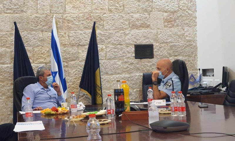 בגלל הרב פרץ, מפקד מחוז ירושלים נכנס לבידוד