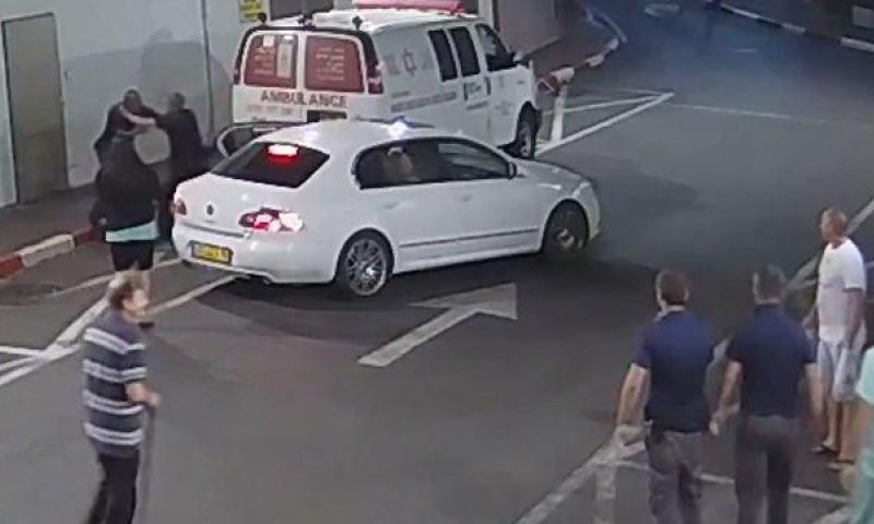 אלימות קשה: 5 גברים היכו מאבטחים בביה"ח איכילוב
