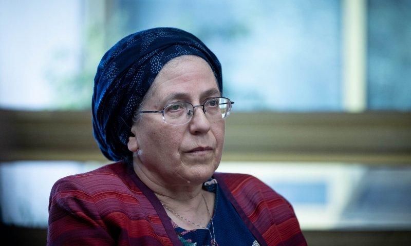 סטרוק נגד שבות רענן: "זה לא מפריע לך?"