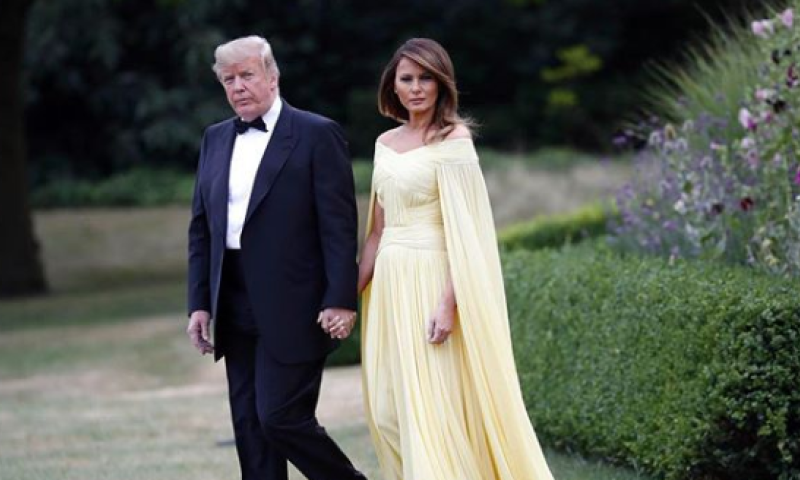 בגלל השמלה: מלניה הפכה את הנשיא טראמפ לבדיחה