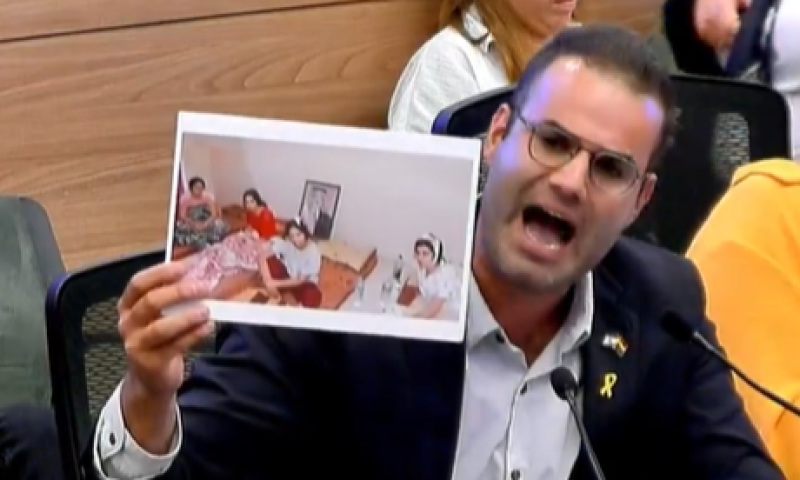 הח"כ הוציא תמונה ועורר מהומה: "תתבייש לך". צפו