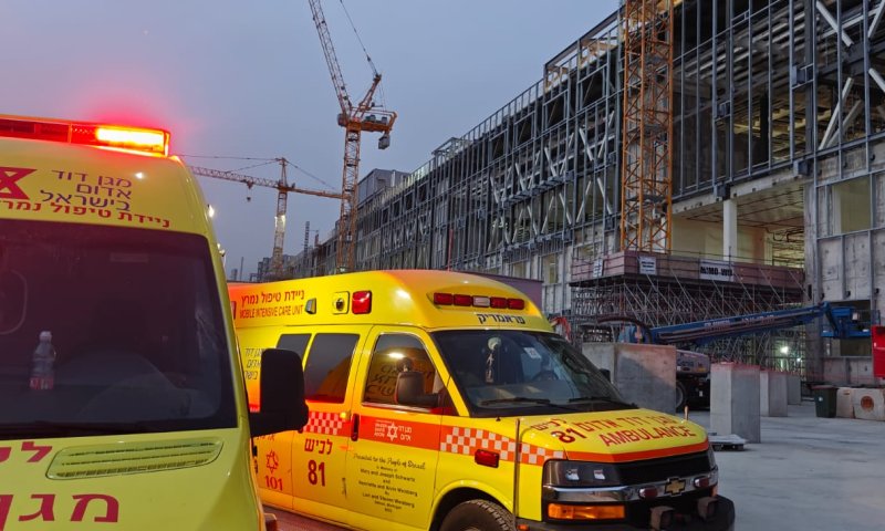 טרגדיה בקרית גת: פועל נהרג לאחר שנלכד בתוך חלל עבודה