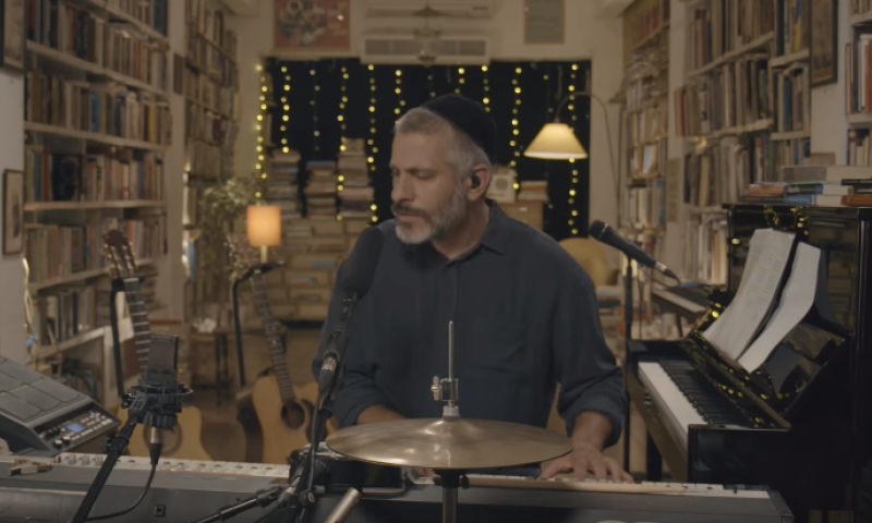 צפו: אביתר בנאי משחזר נוסטלגיה מיוחדת