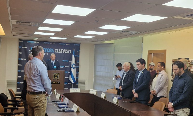 צפו: גנץ וחברי סיעתו בדקה דומיה לזכר איציק אלגרט