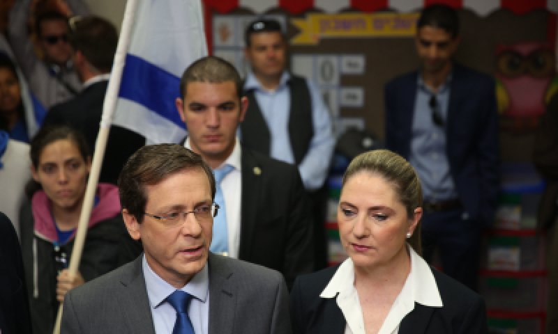 "לא הושלכה אבן על מכוניתה של הרצוג"