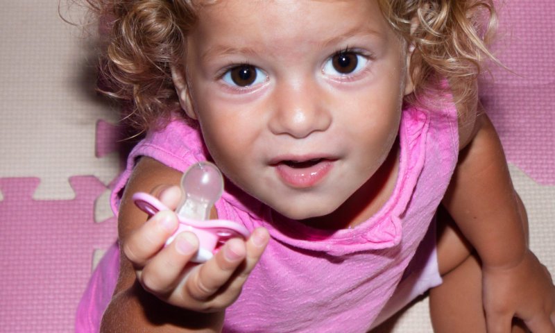 הצילום גילה: תינוקת שאפה מוצץ וכמעט נחנקה למוות