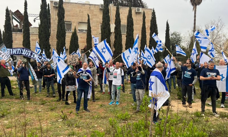 בשירים וריקודים: המחאה הגיעה לבית של דרעי|צפו