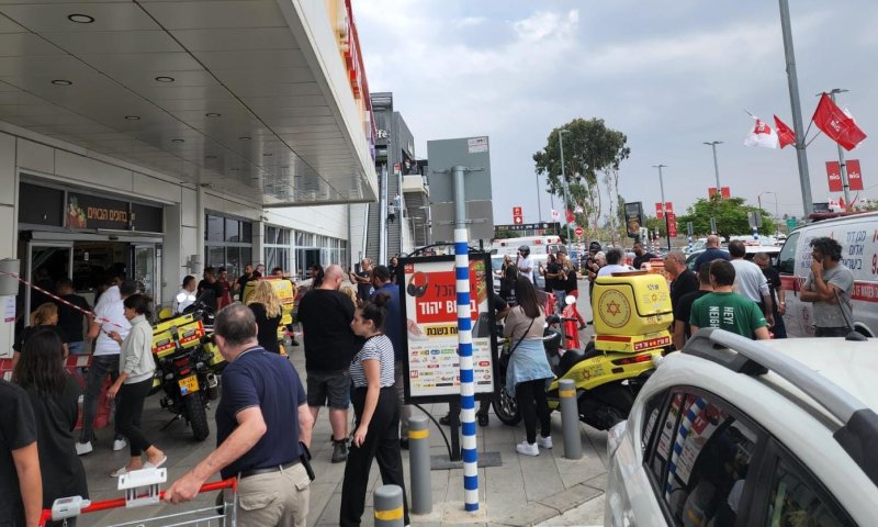 יהוד: רכב התנגש בחנות במרכז מסחרי, 5 נפצעו