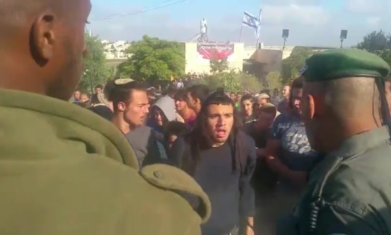 אלפי אנשים בנתיב האבות; עצור ראשון במקום. צפו