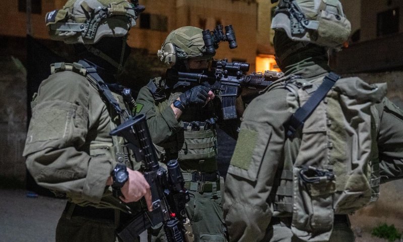 שלושה עצורים בחשד לזריקת מטען ובקבוק תבערה על רכב בבנימין