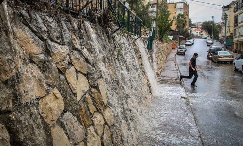 החורף כבר כאן: גשם חזק החל לרדת בצפון. צפו