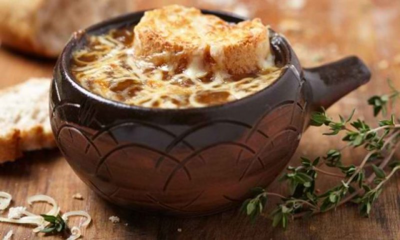 מושלם לחורף: מתכון למרק בצל טעים ומושחת