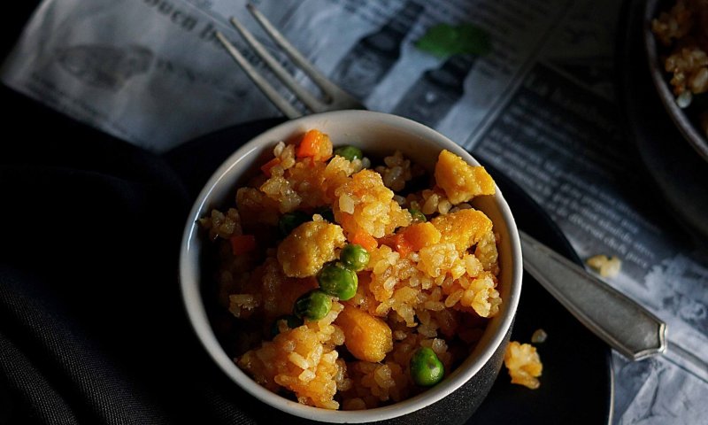 יאמי: מתכון לאורז מטוגן ברוטב קארי אדום