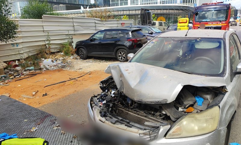 נהג משאית נפצע קשה לאחר שנפגע מרכב בעת שישב על הרמפה