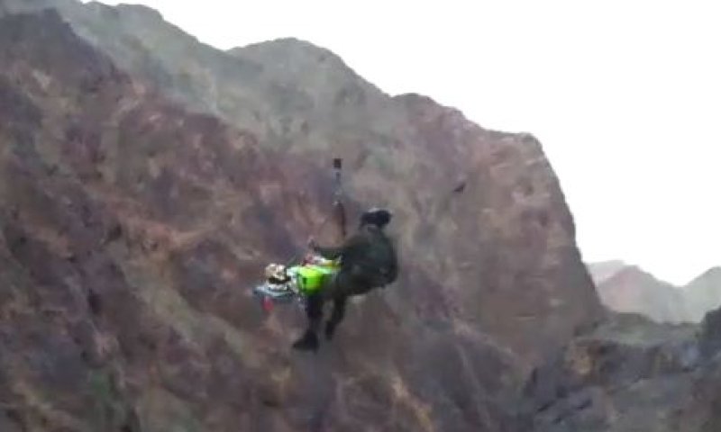 נתקעה במסלול וחולצה על ידי מסוק; צפו בתיעוד