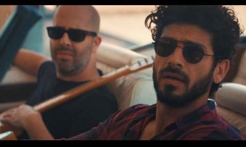 מפתיע: הקריירה החדשה של אביב אלוש&bull;צפו