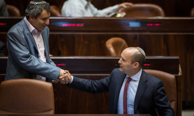 בזמן שנתניהו זועם: הפשרה של נפתלי בנט וזאב אלקין