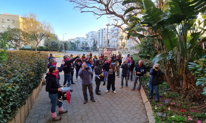 בצל המגעים הפוליטיים: הפגנה מחוץ לביתו של סער