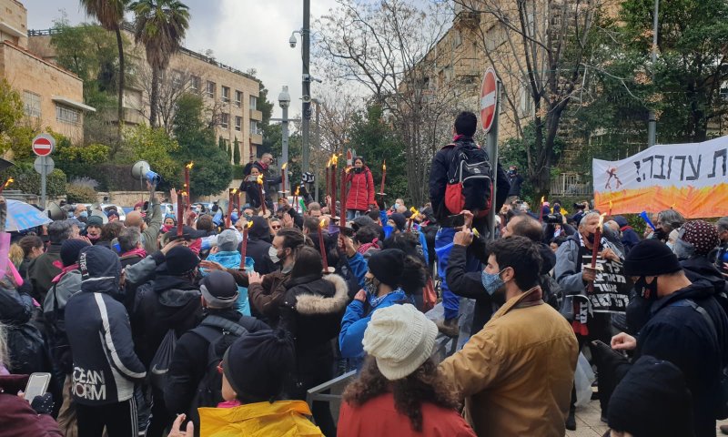 המחאה נגד רה"מ ממשיכה: "מתרפס בפני החרדים"