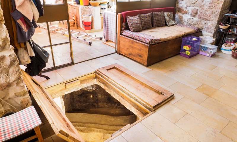 מדהים: מקווה בן 2000 שנה מתחת לסלון