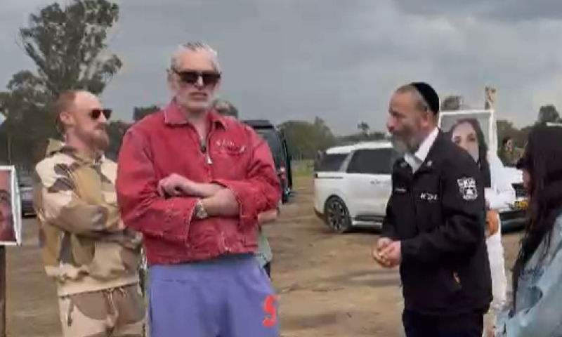 הזמר היהודי נחת בישראל וסייר בעוטף עזה