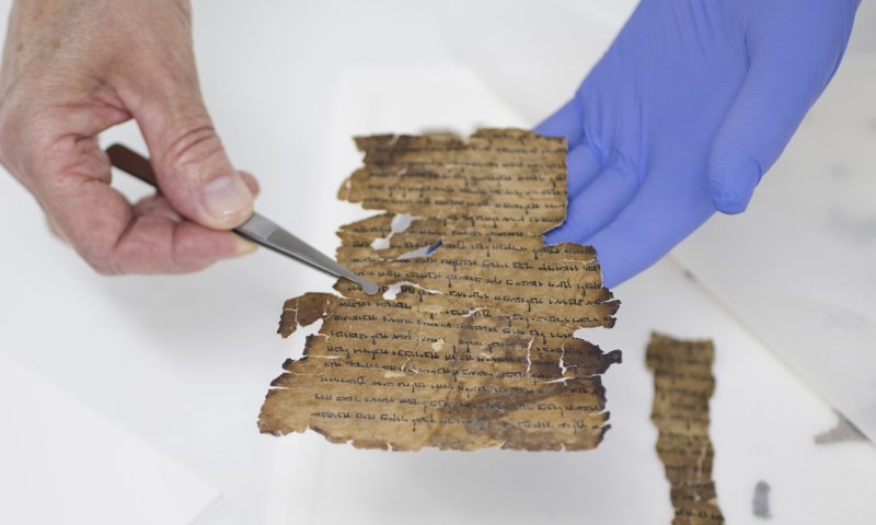 תגלית דרמטית: כתב סודי נחשף במגילות הגנוזות&bull;צפו