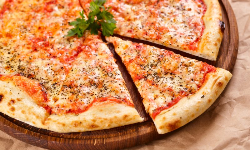 מושלם לניקיונות: מתכון מהיר לפיצה משני מרכיבים